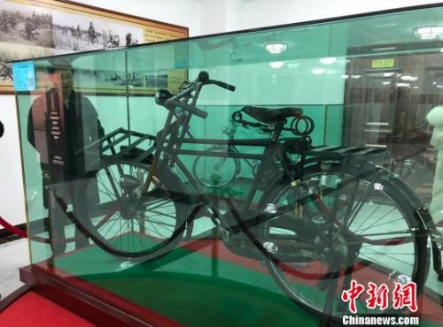 图为市民免费参观古董自行车博物馆。　南如卓玛 摄