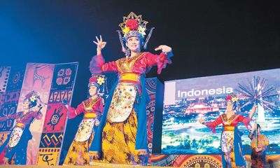 来自印度尼西亚的演员在艺术节上表演传统舞蹈