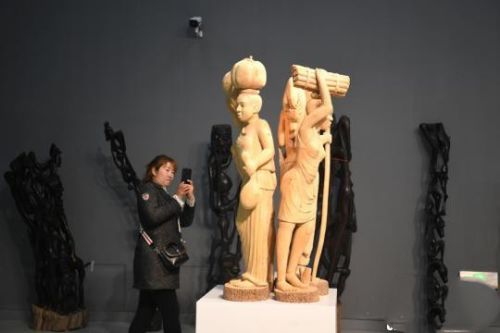 “2019非洲艺术精品展”展出了439件马孔德木雕和266件绘画作品 张瑶 摄
