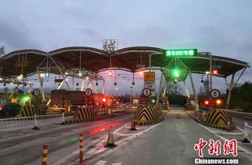 资料图：收费站开通货车ETC专用车道。江西省高速公路联网管理中心
