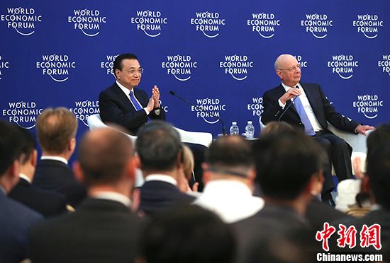 9月20日上午，中国国务院总理李克强在天津梅江会展中心同出席2018年夏季达沃斯论坛的工商、金融、智库、媒体界代表举行对话会。