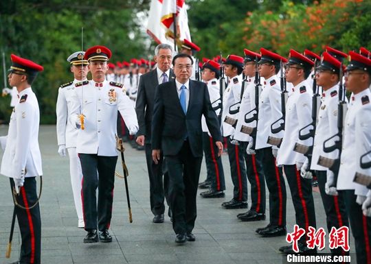 当地时间11月12日下午，中国国务院总理李克强在新加坡总统府同新加坡总理李显龙举行会谈。会谈前，李显龙在总统府广场为李克强举行隆重的欢迎仪式。中新社记者