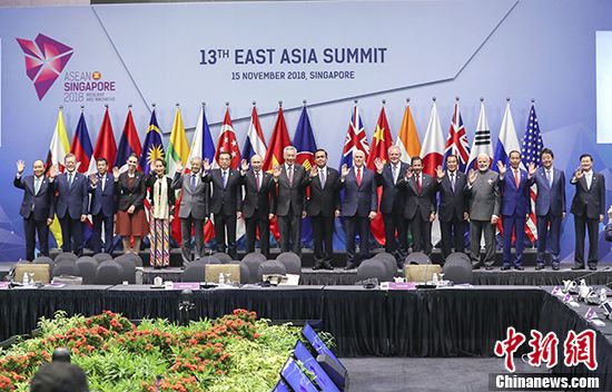 当地时间11月15日，中国国务院总理李克强在新加坡会展中心出席第13届东亚峰会。图为与会领导人集体合影。中新社记者