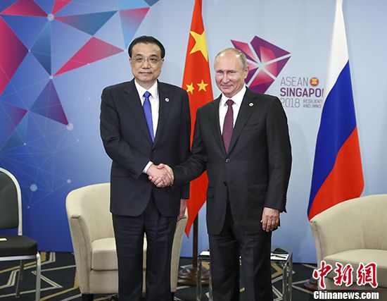 当地时间11月15日，中国国务院总理李克强在新加坡会展中心会见俄罗斯总统普京。中新社记者