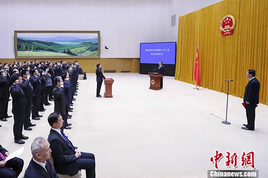 11月20日，国务院在北京中南海举行宪法宣誓仪式。国务院总理李克强监誓。中新社记者