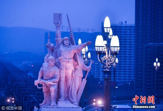 夜幕下的南京长江大桥宛如一条熠熠发光的巨龙，横亘在长江之上。南京长江大桥的重新开通已进入倒计时，经过整体亮化工程的装点，未来的大桥将成为市民、游客夜游南京的一处胜地。此次工程，南京市城管局路灯管理处攻克了多个技术难关，点亮后的白玉兰灯、铁路桥、三面红旗等大桥标志性景观，相较以前将更亮、更炫、更智能、更节能。童芮
