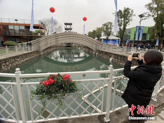 1月12日，目前世界最大规模3D打印混凝土步行桥在上海智慧湾科创园落成。该步行桥的建成，标志着中国3D混凝土打印建造技术进入世界先进水平。整体桥梁工程的打印用了两台机器臂3D打印系统，共用450小时打印完成全部混凝土构件。与同等规模的桥梁相比，它的造价只有普通桥梁造价的三分之二。设计研发团队透露，未来的目标是要用这一技术打印房屋。文/王子涛