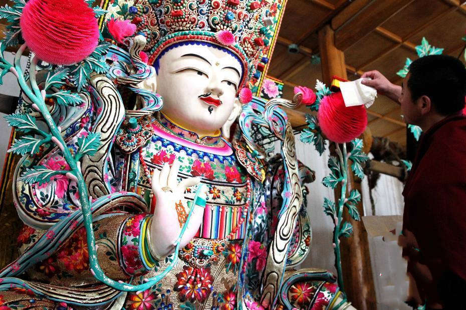 2月19日，农历正月十五，代表中国藏区酥油花最高制作技艺水准的青海塔尔寺酥油花展，在该寺上演“佛前花开”。中新社记者