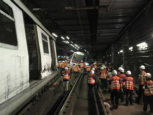 资料图：工作人员在修复相撞列车。图片来源：香港电台网站