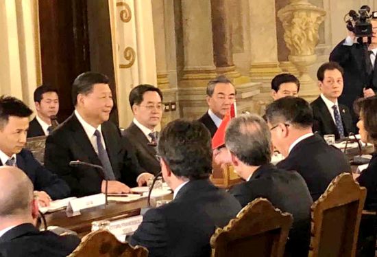 3月22日下午，中国国家主席习近平在罗马会见意大利参议长伊丽莎白·卡塞拉蒂（Maria