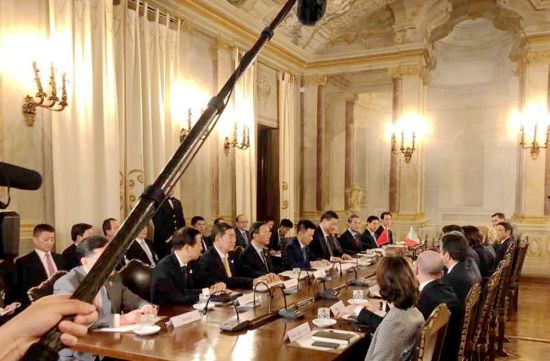 3月22日下午，中国国家主席习近平在罗马会见意大利参议长伊丽莎白·卡塞拉蒂（Maria