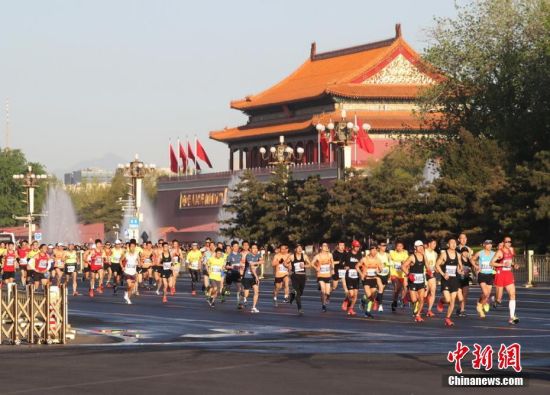 2019年4月14日，北京长跑节2019北京半程马拉松比赛天安门广场鸣枪开跑。图为运动员和长跑爱好者天安门广场起跑时的情景。