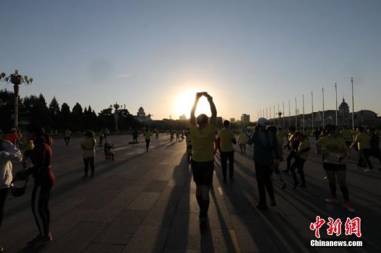 2019年4月14日，北京长跑节2019北京半程马拉松比赛天安门广场鸣枪开跑。图为运动员和长跑爱好者天安门广场起跑时的情景。