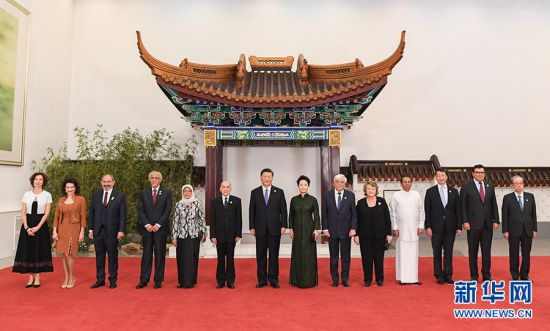 5月14日，国家主席习近平和夫人彭丽媛在北京人民大会堂举行宴会，欢迎出席亚洲文明对话大会的外方领导人夫妇及嘉宾。这是习近平和彭丽媛同外方领导人夫妇及嘉宾合影。