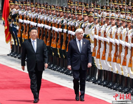 5月14日，国家主席习近平在北京人民大会堂同希腊总统帕夫洛普洛斯举行会谈。这是会谈前，习近平在人民大会堂东门外广场为帕夫洛普洛斯举行欢迎仪式。中新社记者