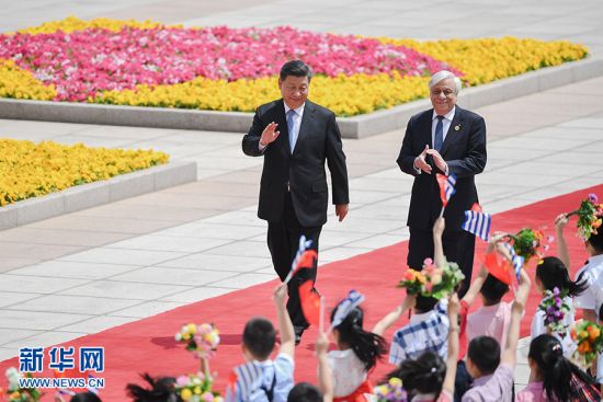 5月14日，国家主席习近平在北京人民大会堂同希腊总统帕夫洛普洛斯举行会谈。这是会谈前，习近平在人民大会堂东门外广场为帕夫洛普洛斯举行欢迎仪式。新华社记者