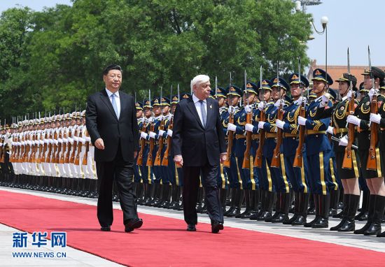 5月14日，国家主席习近平在北京人民大会堂同希腊总统帕夫洛普洛斯举行会谈。这是会谈前，习近平在人民大会堂东门外广场为帕夫洛普洛斯举行欢迎仪式。