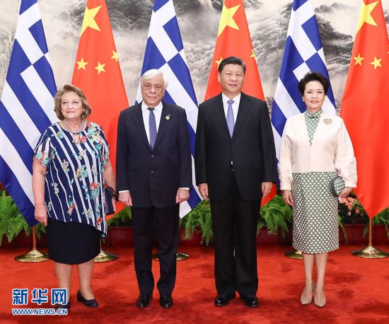 5月14日，国家主席习近平在北京人民大会堂同希腊总统帕夫洛普洛斯举行会谈。这是习近平和夫人彭丽媛同帕夫洛普洛斯夫妇合影。