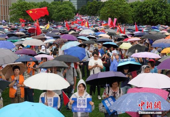 图为大批市民冒雨参加集会。中新社记者