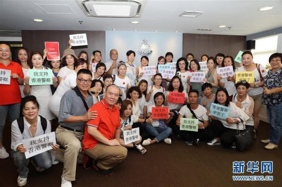 8月16日，香港市民在香港北角警署大楼表达支持警察的心声。新华社记者