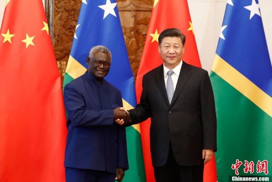 10月9日，中国国家主席习近平在北京钓鱼台国宾馆会见所罗门群岛总理索加瓦雷。中新社记者