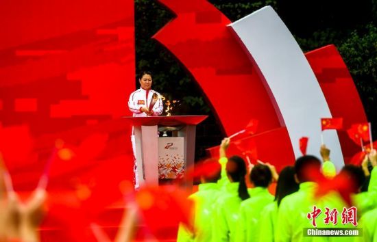 10月16日，最后一棒火炬手张文秀点燃圣火盆。当日，第七届世界军人运动会火炬传递活动最后一站在武汉东湖绿道举行。中新社记者