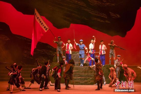 10月15日晚，由海南省文化艺术学校与中国戏曲学院联合打造的现代琼剧《红色娘子军》在海口首演。据了解，《红色娘子军》取材于海南岛中国工农红军琼崖纵队女子连队的事迹，表现了一批苦难农家女子成长为合格革命战士的过程。中新社记者