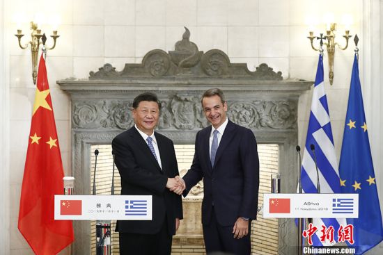 当地时间11月11日，中国国家主席习近平在雅典同希腊总理米佐塔基斯会谈。会谈后，两国领导人共同会见记者。中新社记者