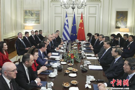 当地时间11月11日，中国国家主席习近平在雅典同希腊总理米佐塔基斯会谈。中新社记者