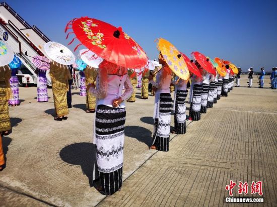 1月17日，中国国家主席习近平乘专机抵达内比都，开始对缅甸进行国事访问。在内比都国际机场，当地民众身着盛装，手举中缅两国国旗，热情欢迎习近平到访。（记者
