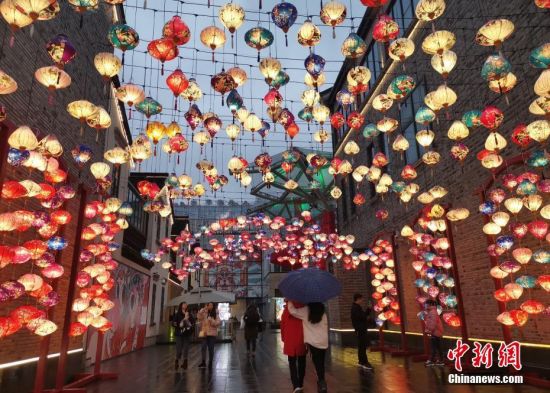 1月16日，市民在各色灯笼下行走。春节临近，浙江杭州街头张灯结彩年味渐浓，各式彩灯也吸引了市民及游客目光。中新社记者