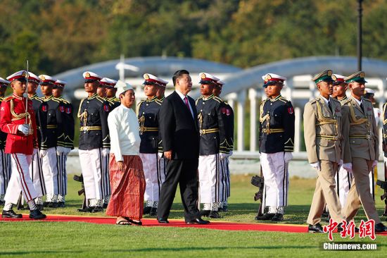 当地时间1月17日下午，中国国家主席习近平在内比都总统府出席缅甸总统温敏举行的隆重欢迎仪式。图为习近平在温敏陪同下检阅仪仗队。中新社记者