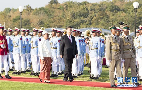 当地时间1月17日下午，国家主席习近平在内比都总统府出席缅甸总统温敏举行的隆重欢迎仪式。这是习近平在温敏陪同下检阅仪仗队。