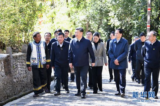 春节前夕，中共中央总书记、国家主席、中央军委主席习近平赴云南考察，看望慰问基层干部群众。这是1月19日下午，习近平来到腾冲市清水乡三家村中寨司莫拉佤族村看望乡亲们，走进村民家中了解脱贫攻坚情况，并向大家送上新春祝福。