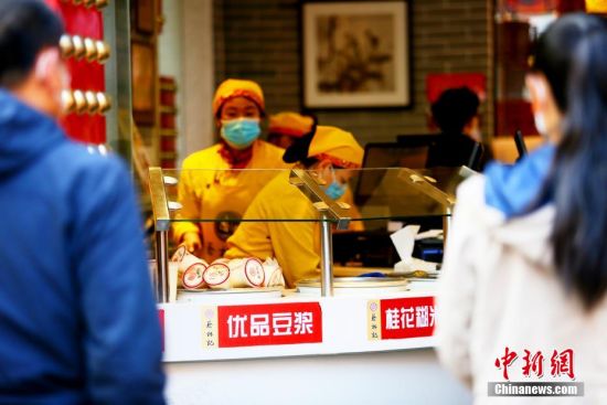 4月8日，武汉“解封”日，在汉口吉庆街蔡林记热干面店，市民有序排队过早买热干面。热干面是武汉最出名的小吃之一，也是武汉人的“专属情怀”和他们对日常生活的一份信念。热干面是武汉人太熟悉的一部分。
