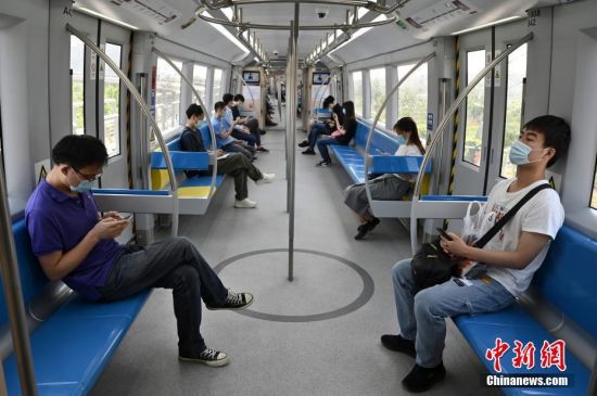 6月6日，市民乘坐北京地铁S1号线出行。当日0时起，北京市突发公共卫生事件应急响应级别由二级调至三级，并相应调整防控策略。中新社记者