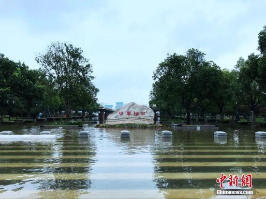 7月13日，武汉市汉口江滩公园内，江水已经蔓延至28.8米一级亲水平台。这是汉口江滩2002年建成后，第一次全面过水行洪。中新社记者
