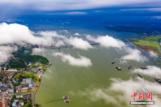7月27日，江西省湖口县鄱阳湖和长江交汇处的水面上腾起缕缕云雾。