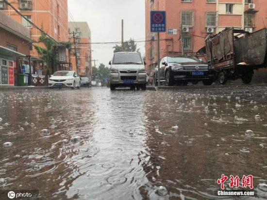 图为北京海淀区下暴雨，马路街头积水。图片来源：ICphoto