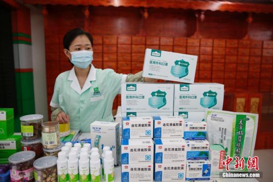 9月16日，云南省瑞丽市，一药店工作人员在摆放口罩等医疗物资。据悉，当前瑞丽市医疗等物资供应充足，物价基本保持稳定。
