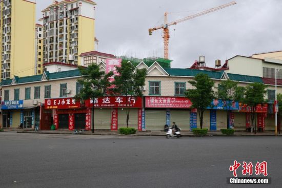 9月16日，受新冠肺炎疫情影响，云南省瑞丽市一街道上车辆、人流稀少，部分商铺处于关闭歇业状态。