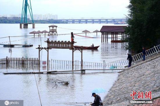 截止到18日中午12时，哈尔滨老头湾水文监测站实时数据显示为117.52米。另据当地气象部门预报，哈尔滨今明两天仍有降雨，防汛形势十分严峻。图片来源：ICphoto