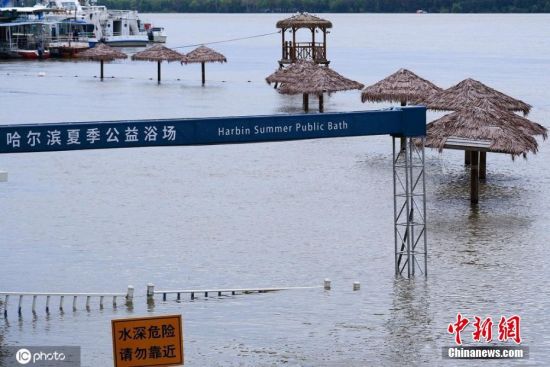 受其影响，沿江群力外滩湿地公园、哈尔滨夏季公益浴场等场所不同程度被淹，为确保安全，外滩湿地公园已张贴闭园告示。图片来源：ICphoto