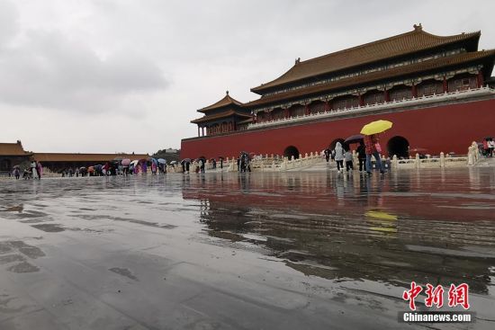 9月23日，北京出现降雨天气，游客冒雨游览故宫博物院。王珊珊