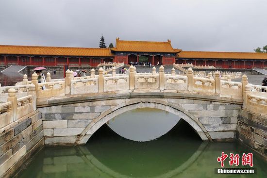 9月23日，北京出现降雨天气，游客冒雨游览故宫博物院。王珊珊
