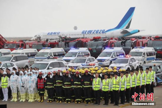 10月16日，中国民航史上规模最大的机场应急救援综合演练——“敬畏2020”上海浦东国际机场应急救援综合演练在浦东机场6号机坪举行。中新社记者