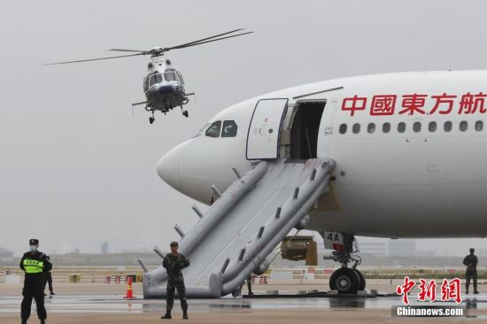 图为上海警航直升机演练将排爆专家迅速送往浦东机场。