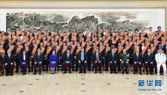 10月20日，党和国家领导人习近平、李克强、王沪宁等在北京会见全国双拥模范城（县）命名暨双拥模范单位和个人表彰大会代表。　新华社记者