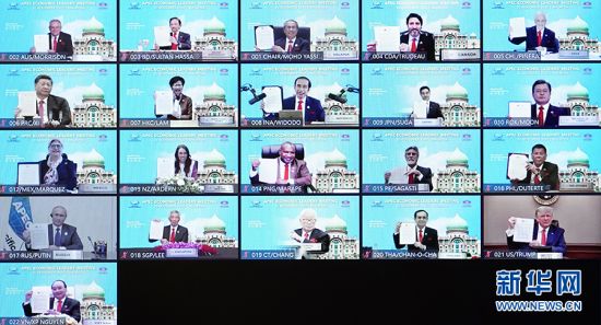 11月20日晚，国家主席习近平在北京以视频方式出席亚太经合组织第二十七次领导人非正式会议并发表重要讲话。这是与会各经济体领导人、代表通过《2040年亚太经合组织布特拉加亚愿景》并线上合影。