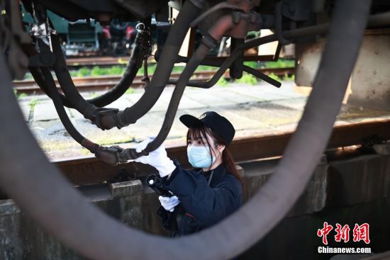 近日，在中国铁路成都局集团有限公司重庆车辆段重庆北运用车间检修库内，作为当天的库检一班的检修人员张苑铃和往常一样，对当天入库的列车进行检查。张苑铃是一名97年的客车检车员，主要负责普速列车的检查维护保养工作，好比给列车看病的“医生”。今年春运是她入职以来经历的第3个春运。据悉，列车每运行4000公里，就要进行一次入库检查作业。而每年春运对铁路人来说，更是严峻的考验。面对成都局集团公司增开的春运列车，重庆北运用车间的检修任务量达到了一年之最，张苑铃和同事几乎每天都要检修8趟车次。在日常的维修工作中，张苑铃主要负责列车综合控制柜、电茶炉以及列车上部服务设施技术状态的检查确认工作。这个春运，每天从早上8时开始，到第二天上午8时，在24个小时的检修工作中，每组列车的上万个配件，她都逐一检查，排除各种安全隐患。在重庆北运用车间，有100多名客车检车员对列车进行全套体检，为列车第二天的蓄势待发护航。苏志刚